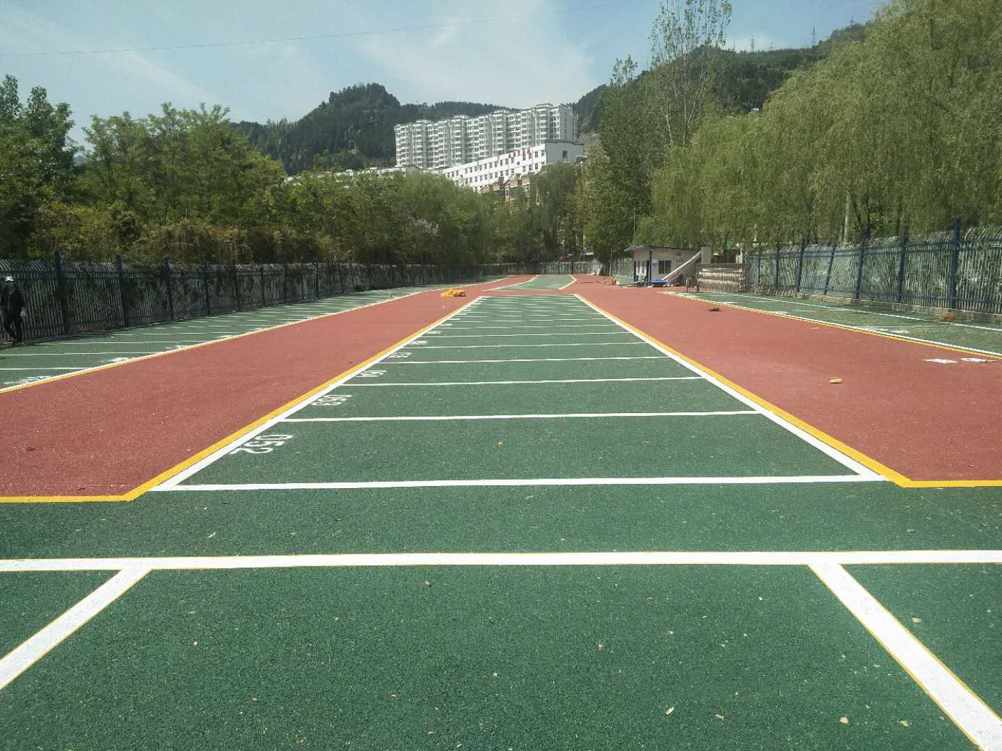 凤县凤中路停车场